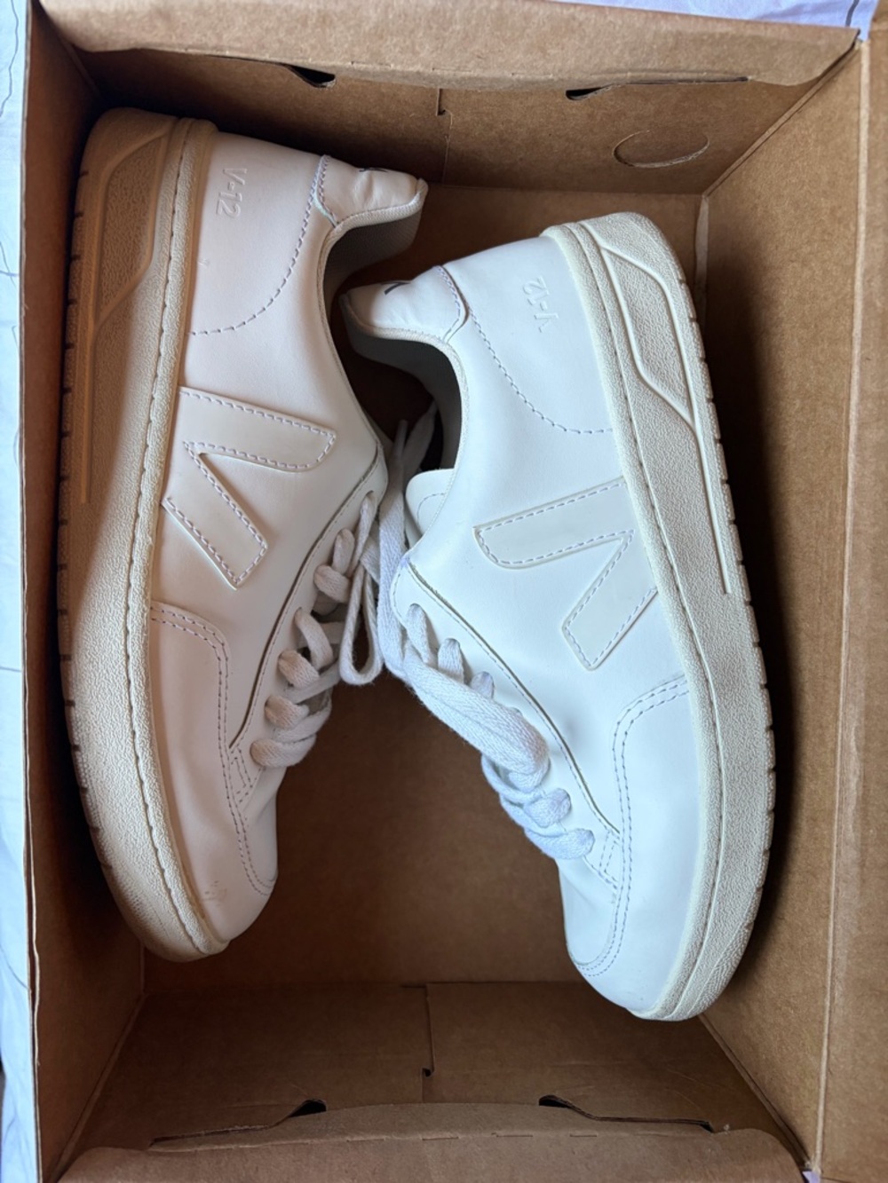 Veja V-12 Leather White